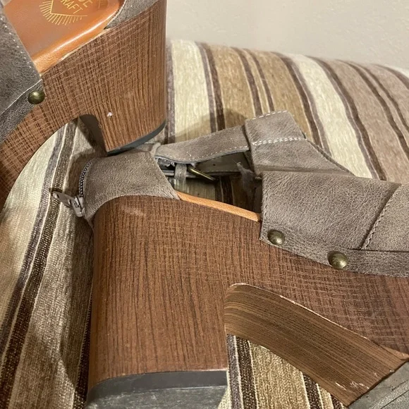 Clog Heels - Picture 6 of 8